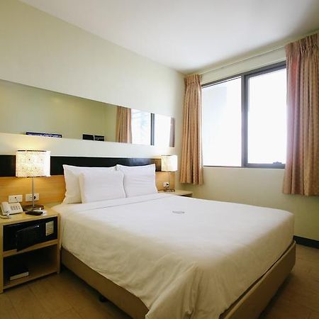 Go Hotels Iloilo Номер фото
