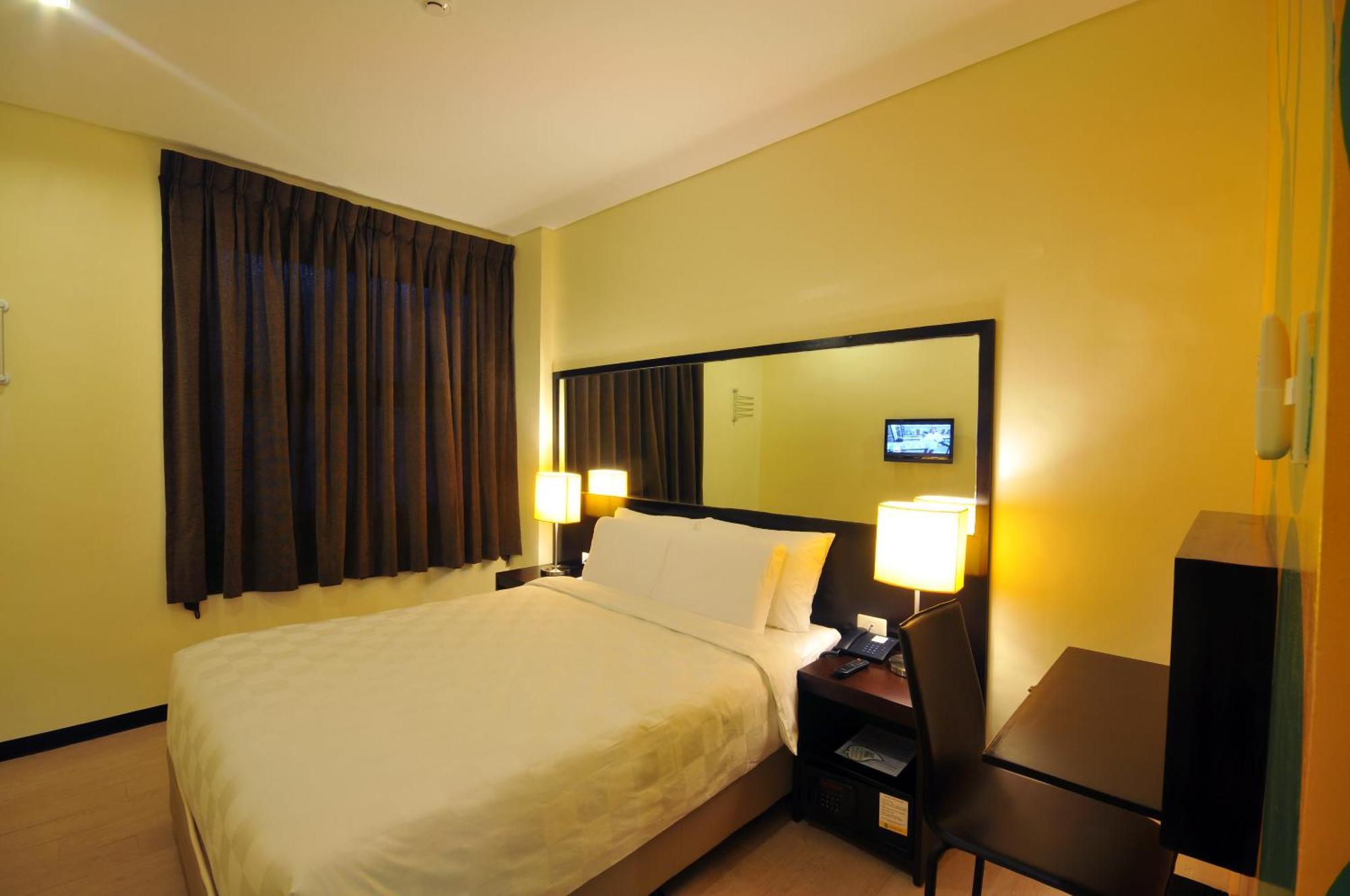 Go Hotels Iloilo Экстерьер фото