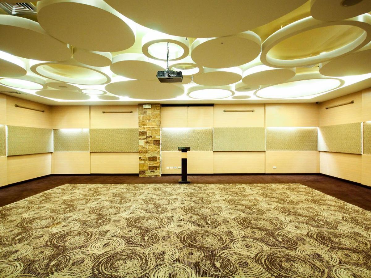 Go Hotels Iloilo Экстерьер фото