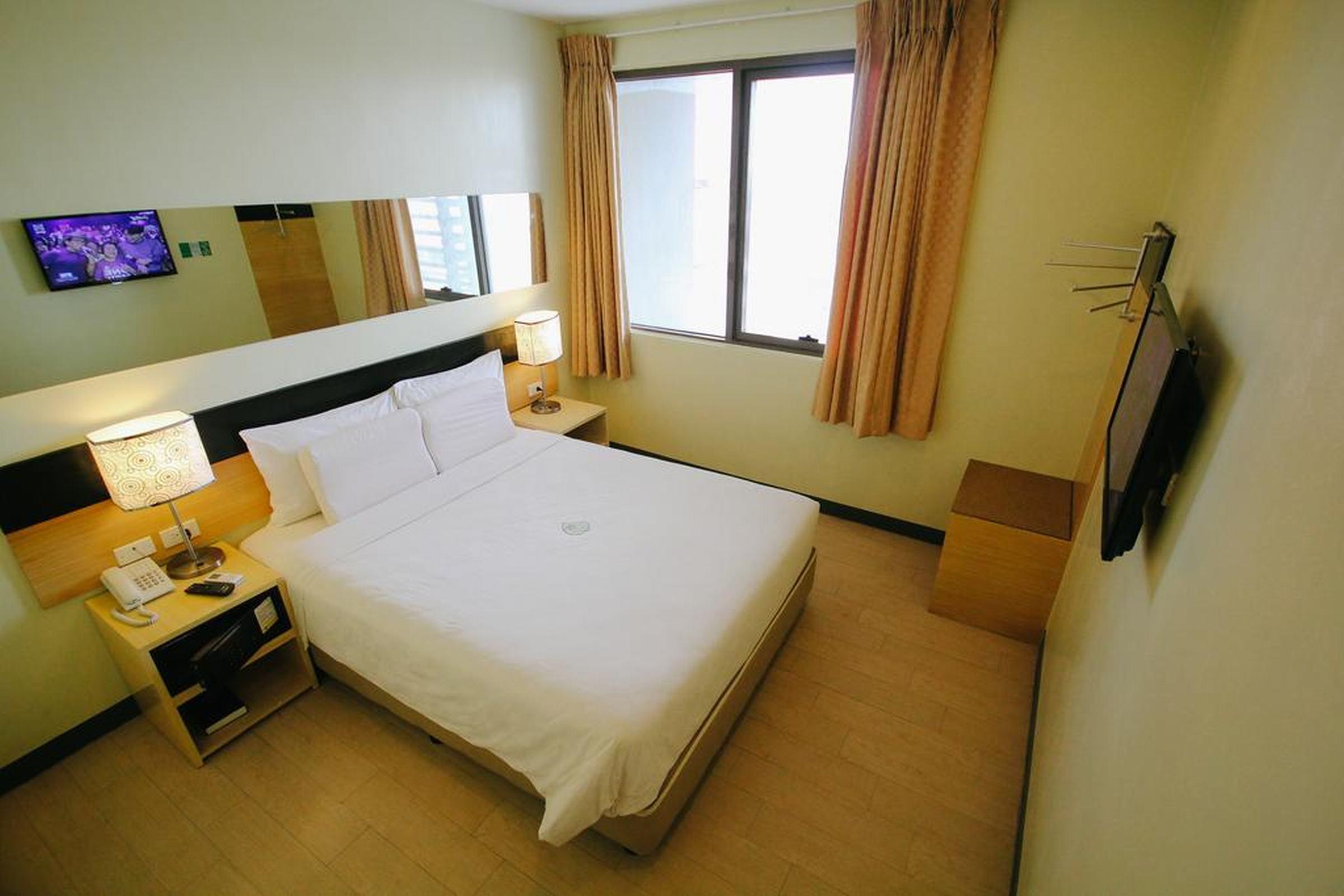 Go Hotels Iloilo Экстерьер фото