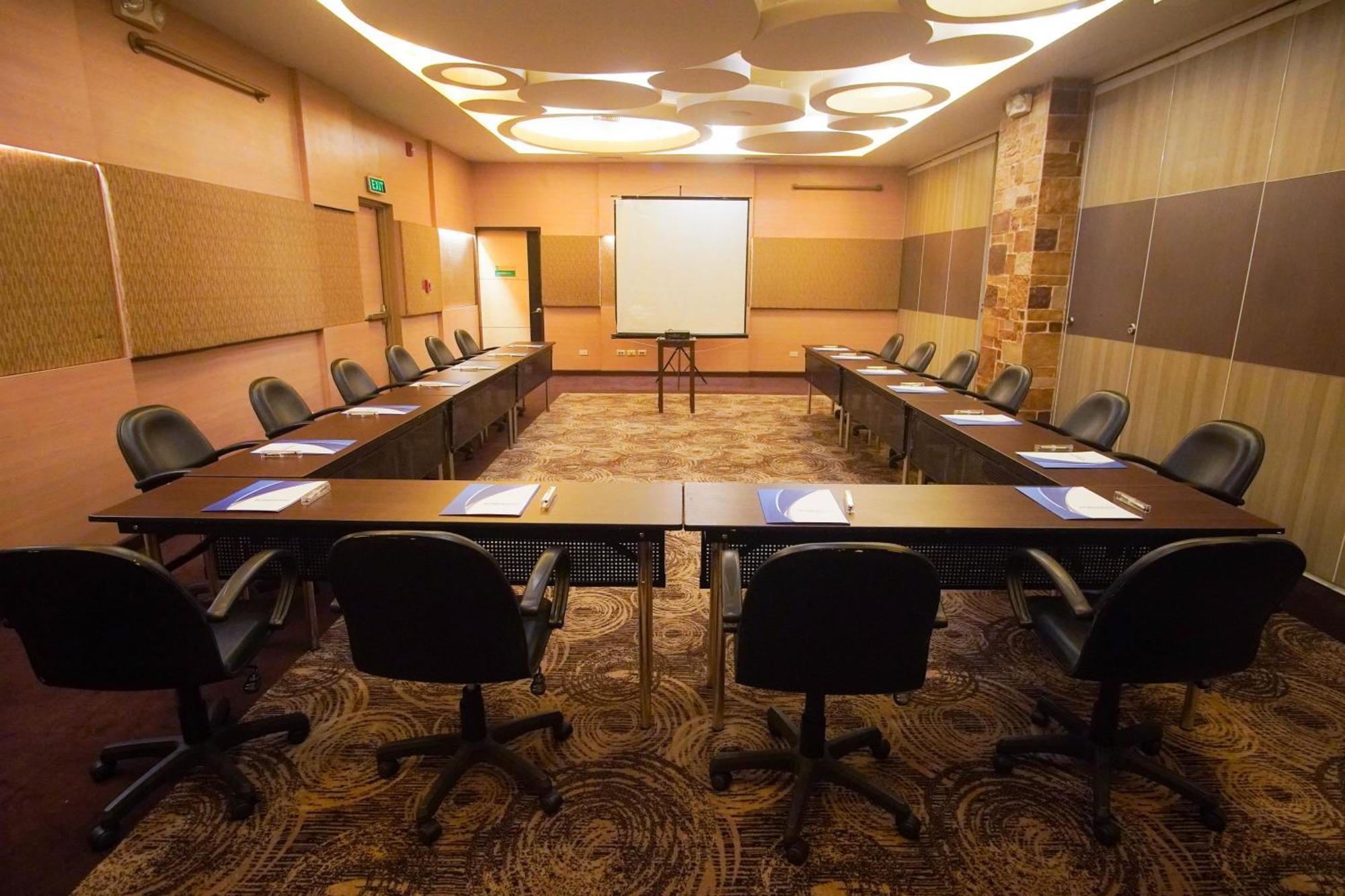 Go Hotels Iloilo Экстерьер фото