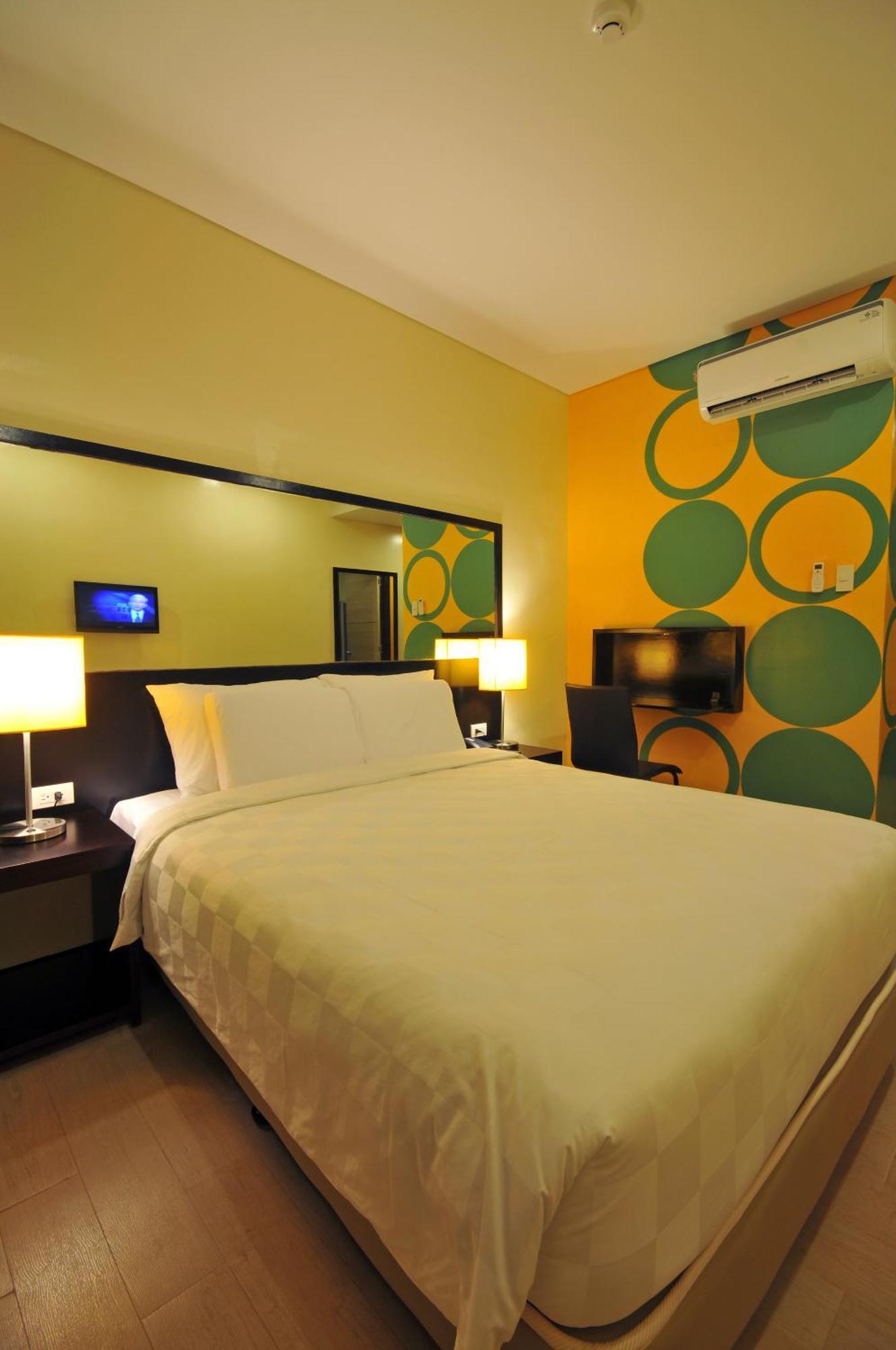 Go Hotels Iloilo Экстерьер фото