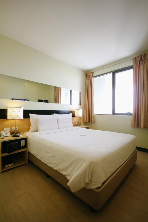 Go Hotels Iloilo Номер фото
