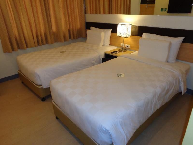 Go Hotels Iloilo Экстерьер фото