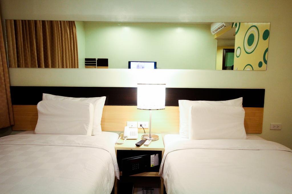 Go Hotels Iloilo Экстерьер фото