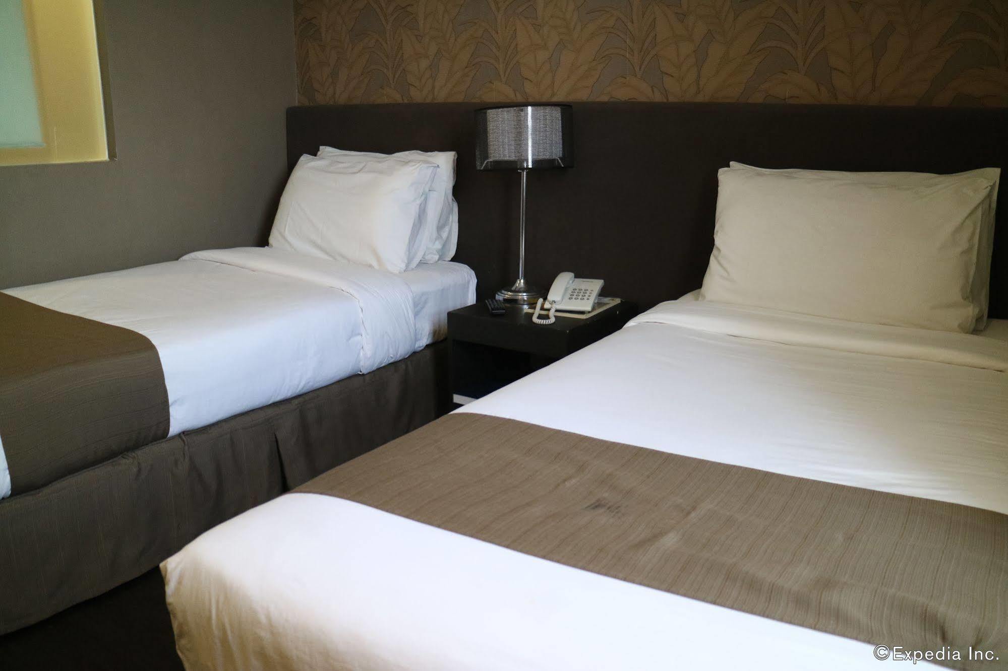 Go Hotels Iloilo Экстерьер фото