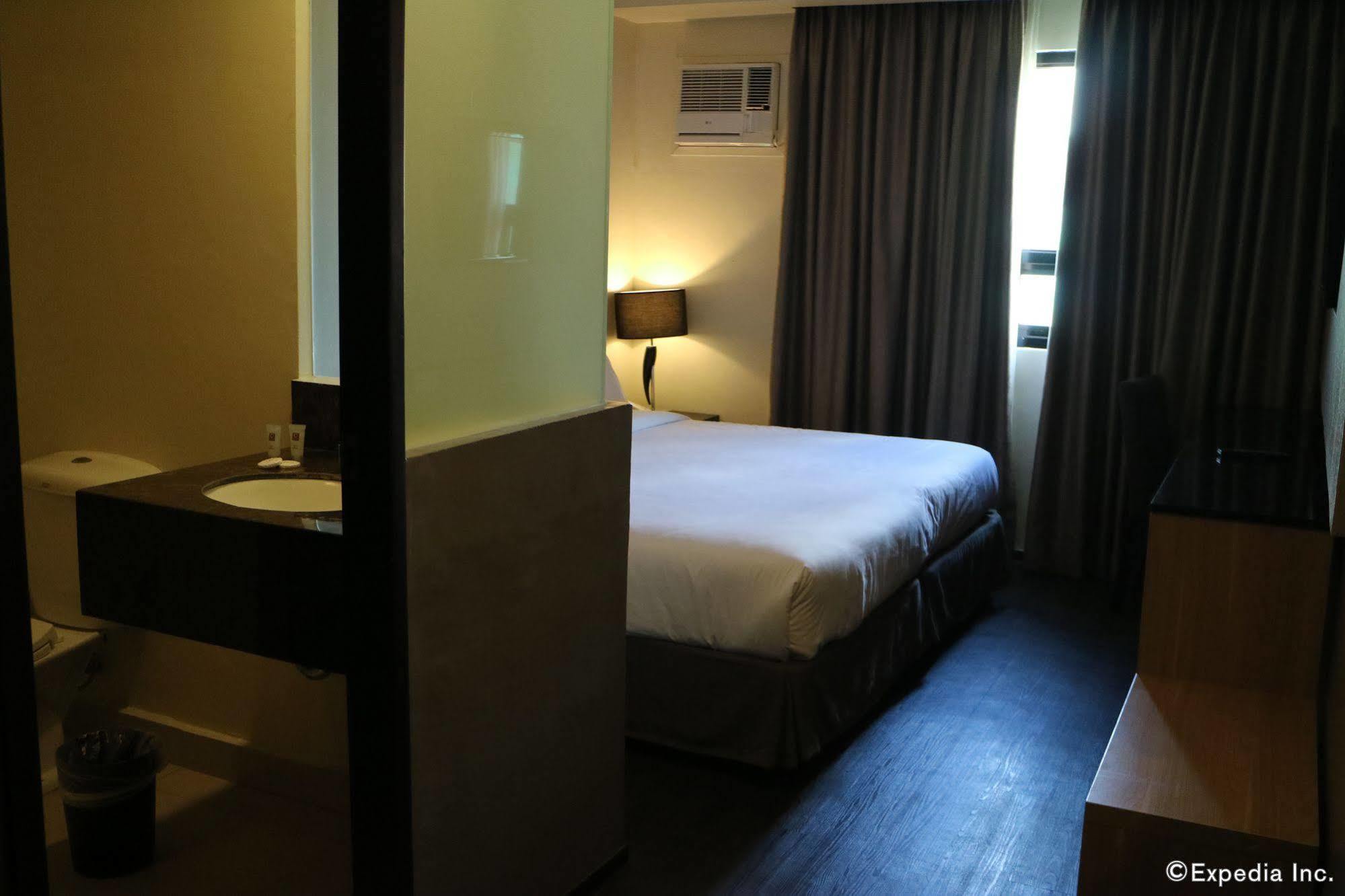 Go Hotels Iloilo Экстерьер фото